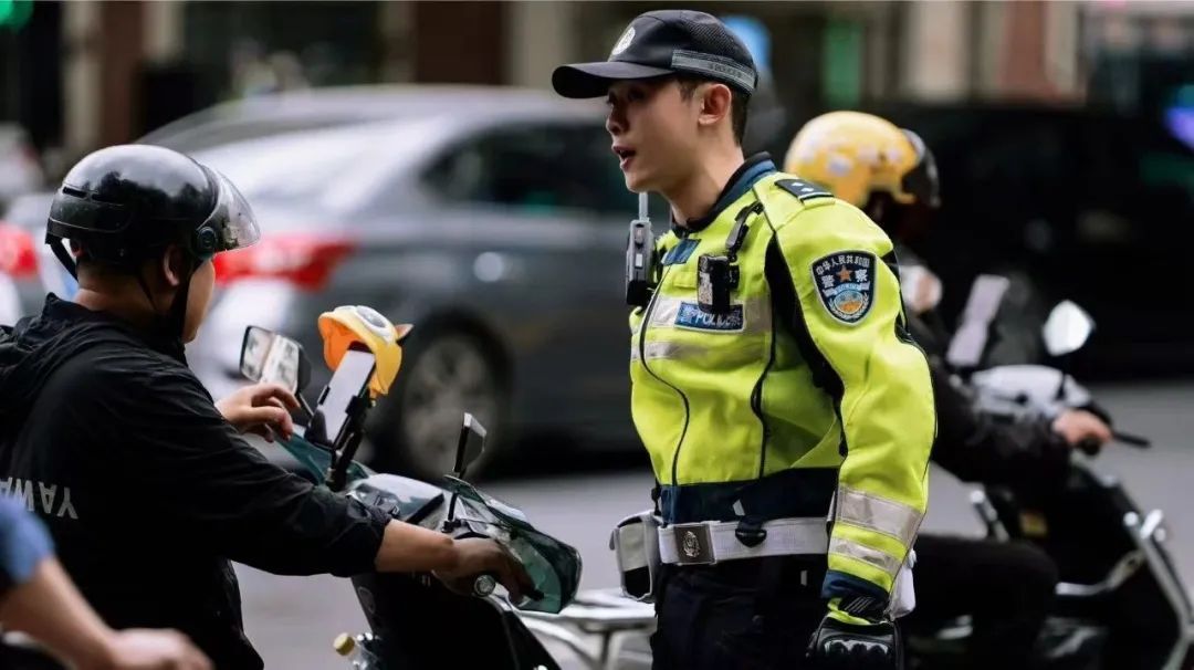 “卷卷”警官意外走红，本人回应