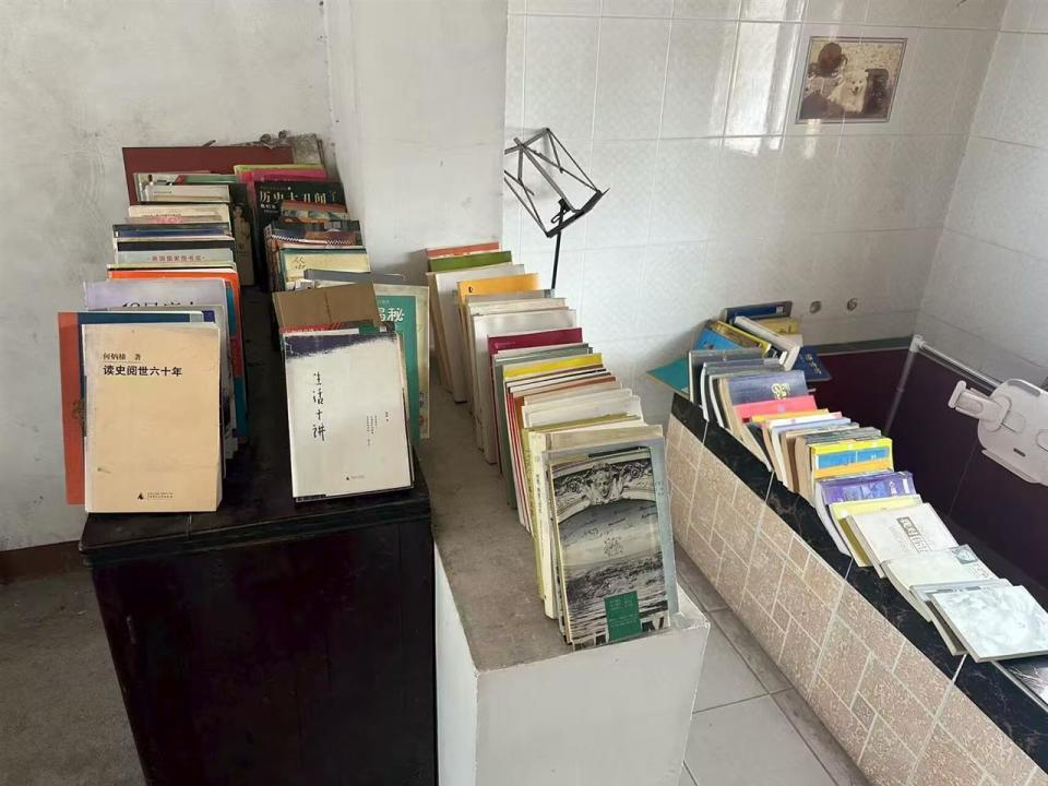 安徽一老人半价出售儿子生前满屋藏书，想筹钱买钢琴捐给老年大学