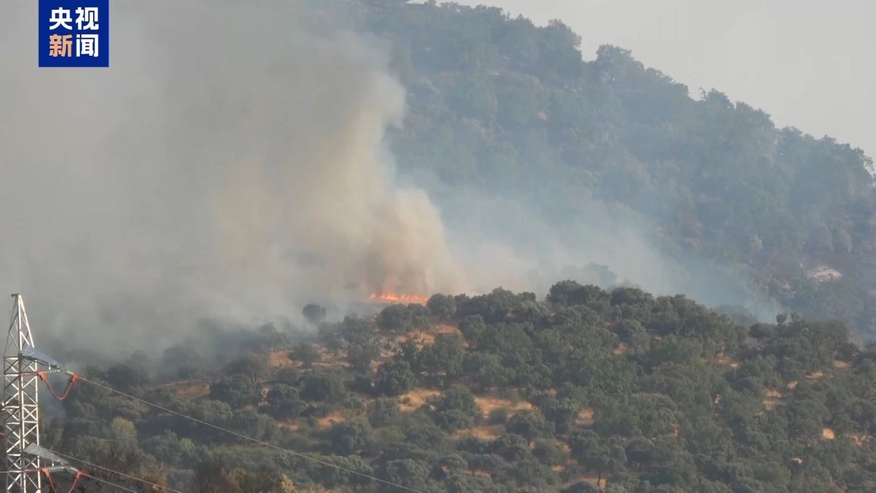 西班牙山火肆虐 当地持续高温加大灭火难度