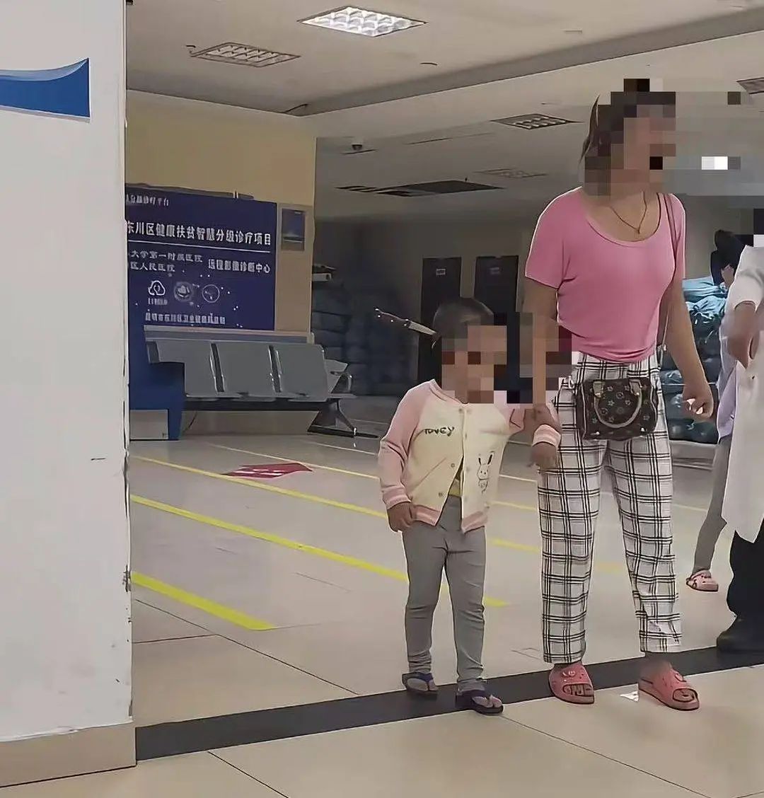 揪心！3岁女童"头上插刀"，淡定走进医院