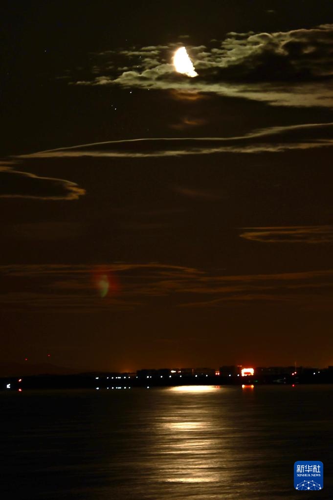 年度最大下弦月斜穿“七姐妹星团”