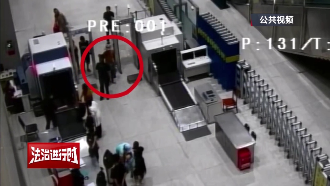 北京铁警拘留1名霸座女！