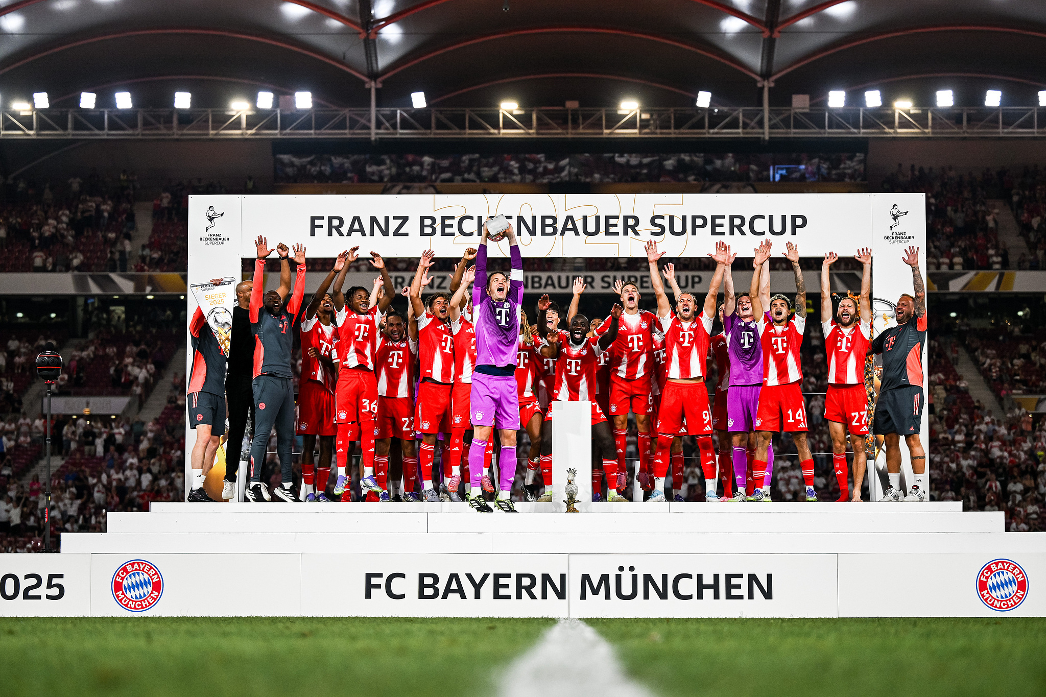 德超杯：凯恩破门迪亚斯建功 拜仁2-1斯图加特问鼎