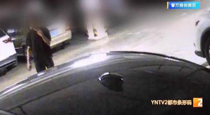 凌晨怪事！男子提着茅台袋子在车库，翻垃圾桶竟为了.....