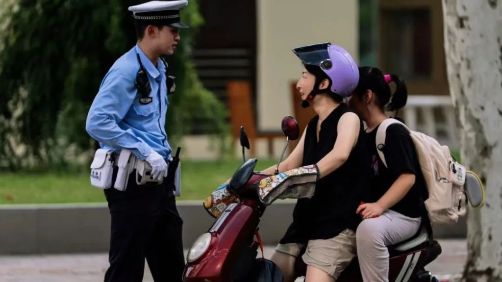 上海的“卷卷”警官意外出圈，还撞脸演员张译？本人回应