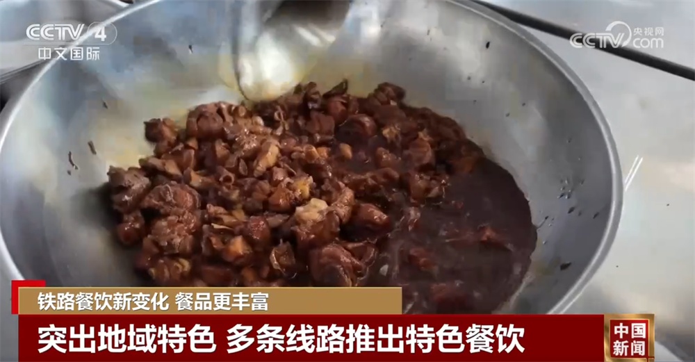 暑运铁路餐饮呈现“新”变化 “舌尖上”的旅途惠民生暖民心