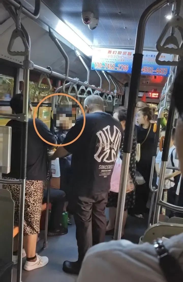 全是热心肠！15路公交上老人突发急病，众人救援暖人心