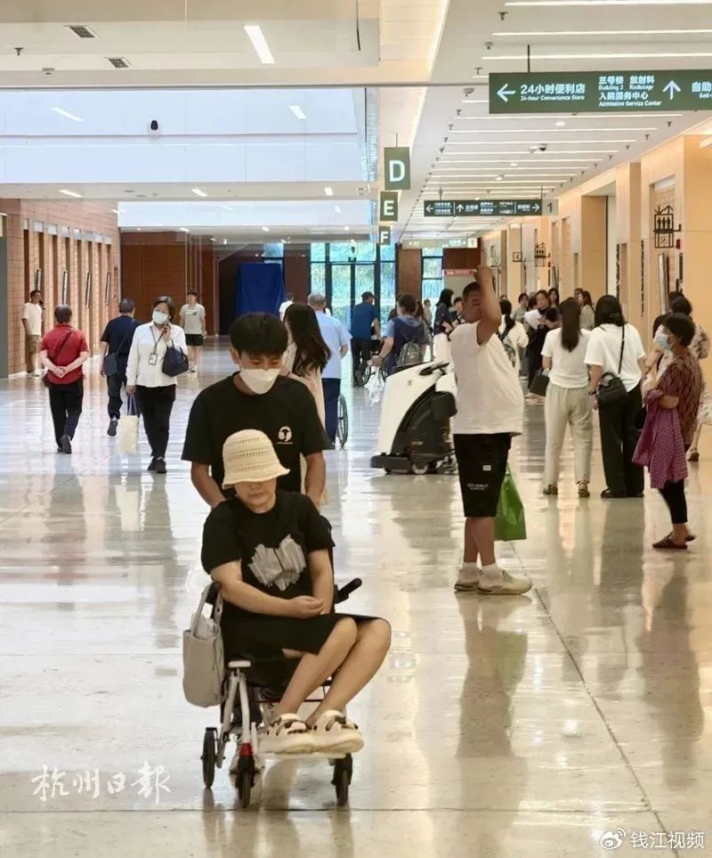 白血病女友遭父母放弃，他决定签字领证：“她活一天，我就管一天”