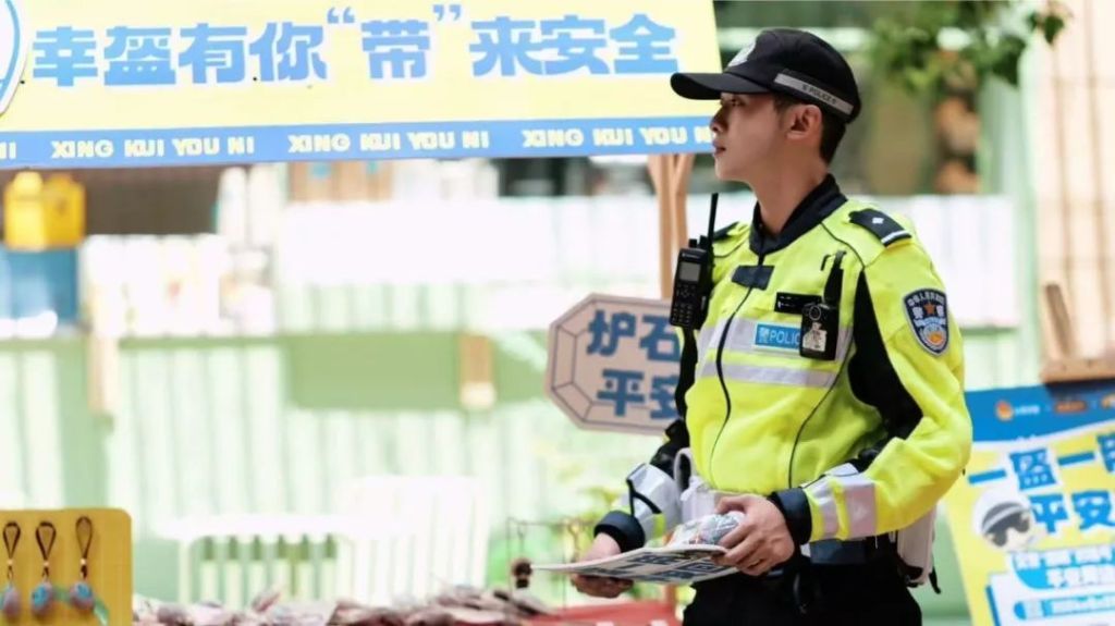 上海的“卷卷”警官意外出圈，还撞脸演员张译？本人回应