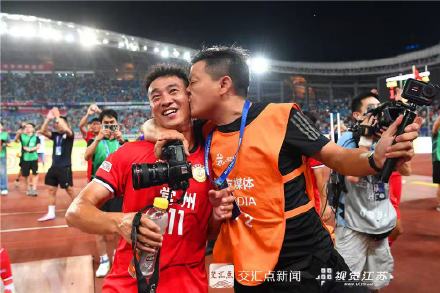 常州进球功臣被摄影大哥狠亲一口