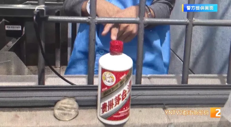 凌晨怪事！男子提着茅台袋子在车库，翻垃圾桶竟为了.....