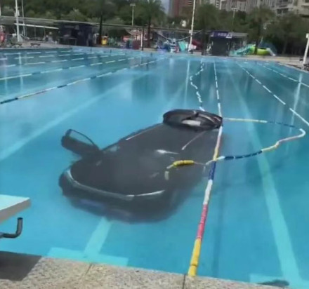 SUV失控冲进泳池已换水恢复营业