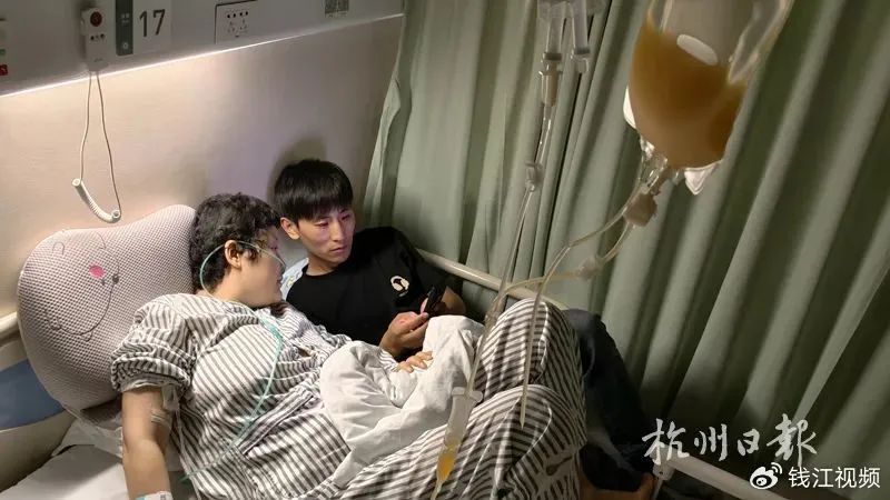 白血病女友遭父母放弃，他决定签字领证：“她活一天，我就管一天”