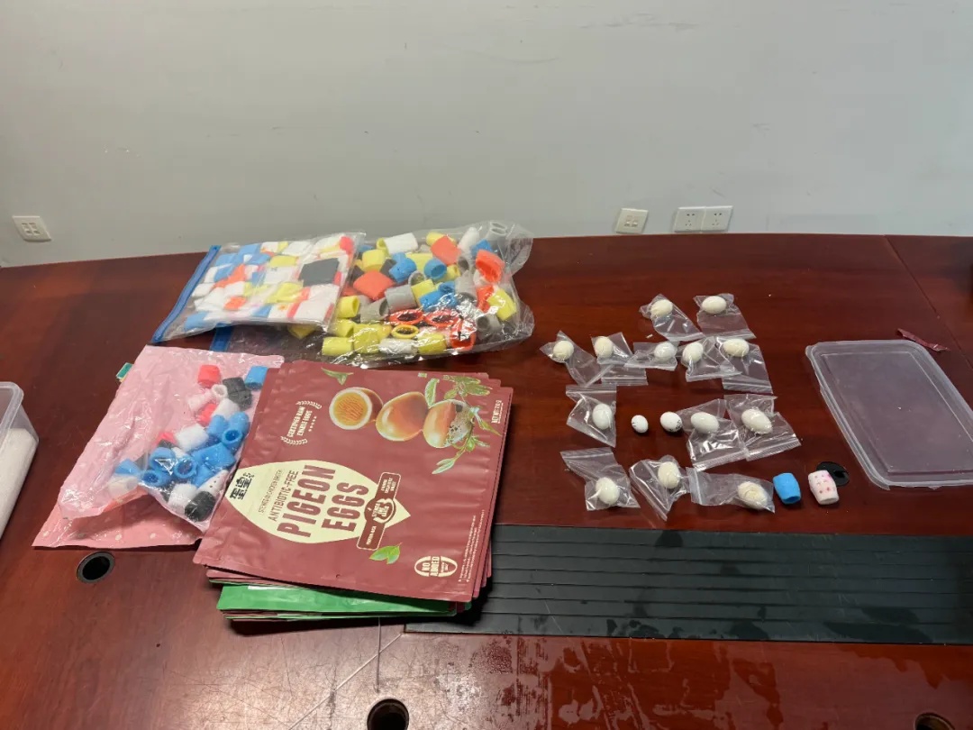 刚下飞机，一乘客在卫生间被查？马桶里发现4枚蛋...