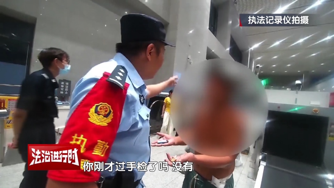 北京铁警拘留1名霸座女！