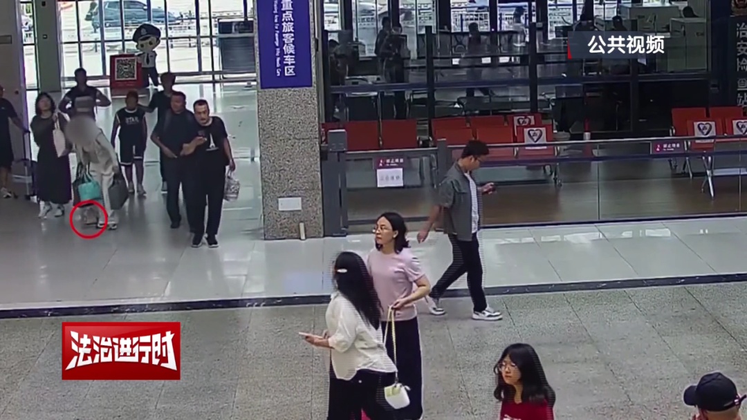 北京铁警拘留1名霸座女！