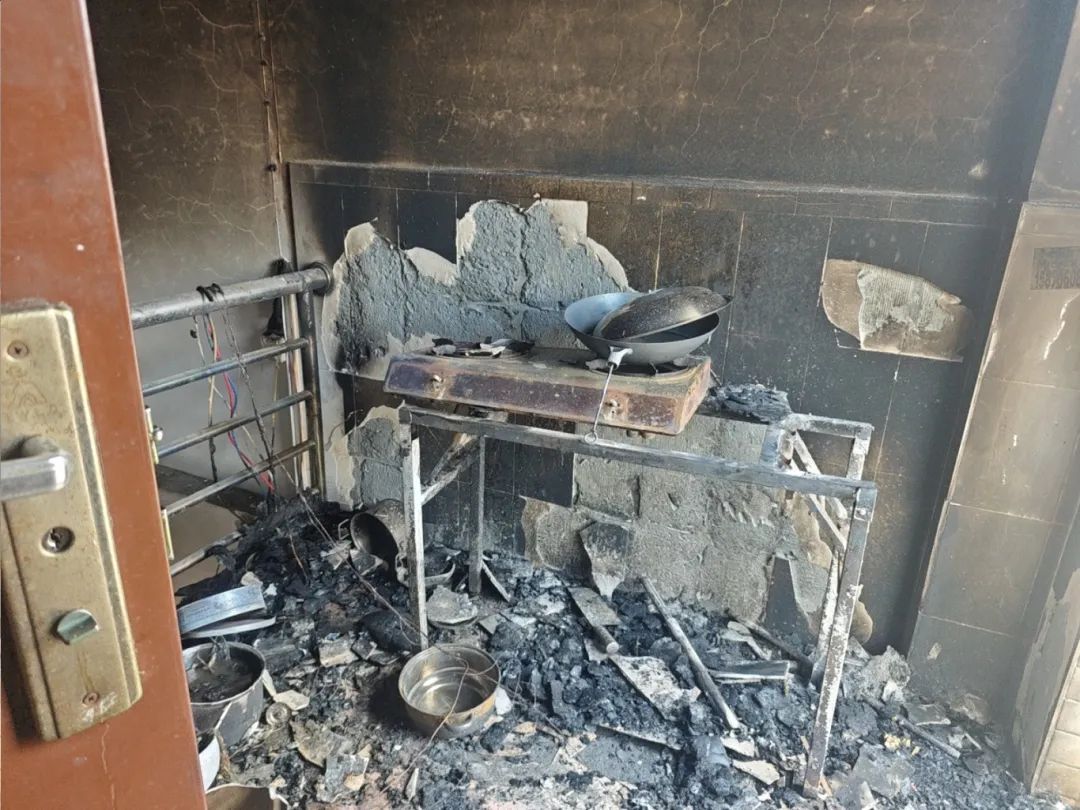 自建房6楼厨房起火，姐弟3人被困……