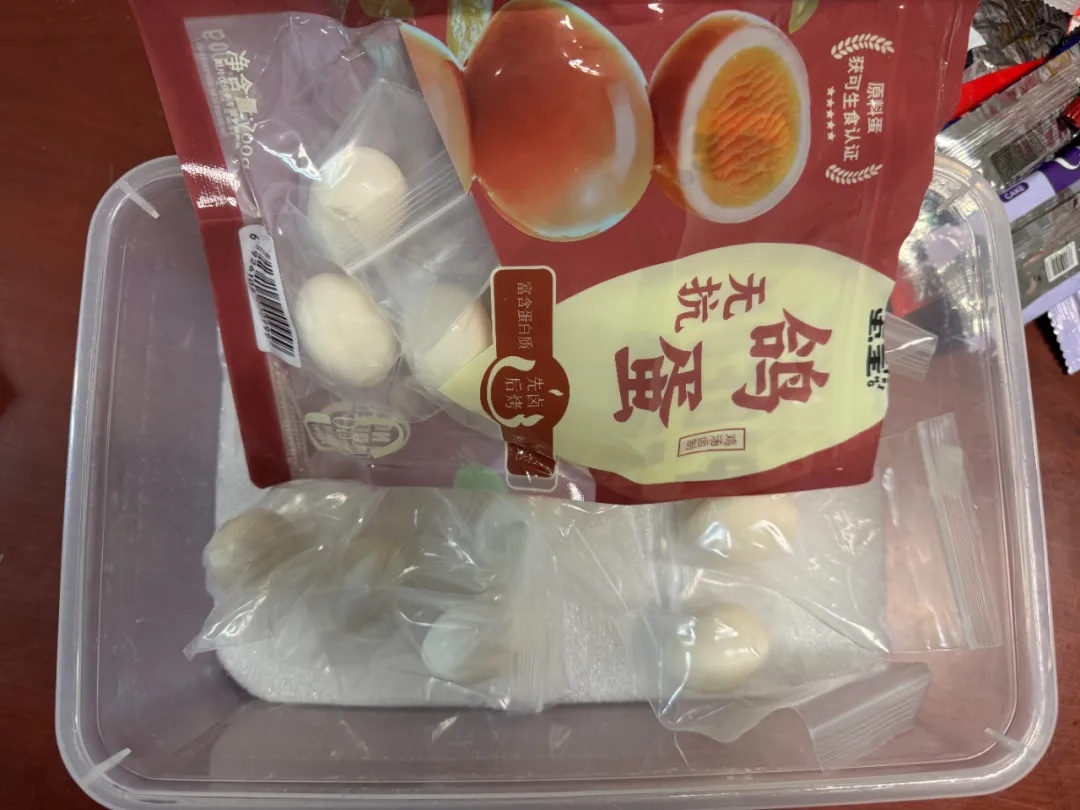 刚下飞机，一乘客在卫生间被查？马桶里发现4枚蛋...