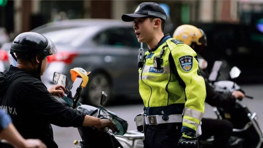 上海的“卷卷”警官意外出圈，还撞脸演员张译？本人回应