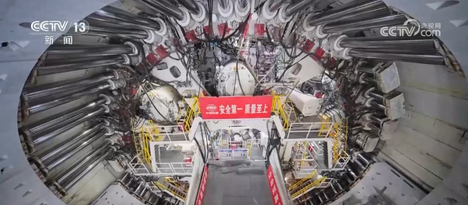 17.5米“巨无霸”盾构机智能"绿色"穿黄河 中国水下隧道建设领域迎突破 17.5米“巨无霸”盾构机智能"绿色"穿黄河 中国水下隧道建设领域迎突破