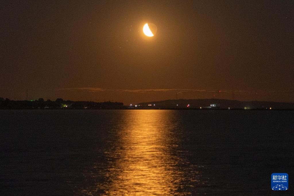 年度最大下弦月斜穿“七姐妹星团”