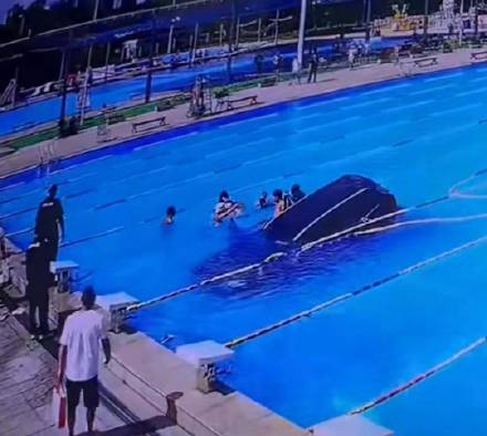 SUV失控冲进泳池已换水恢复营业