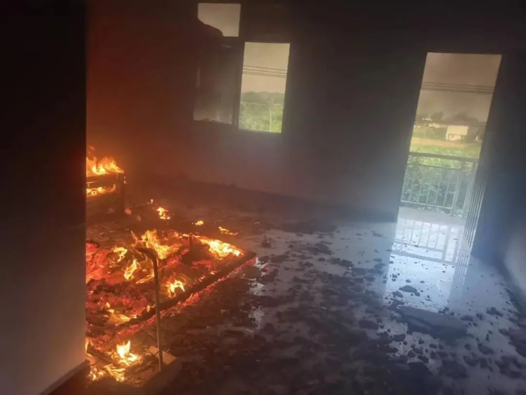 差一点家没了！男子亲眼看到着火瞬间......