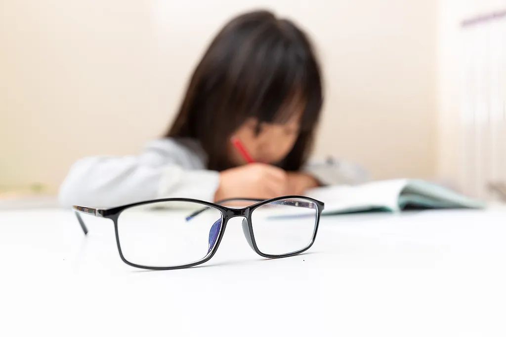 儿童近视眼镜度数要低配，对吗？