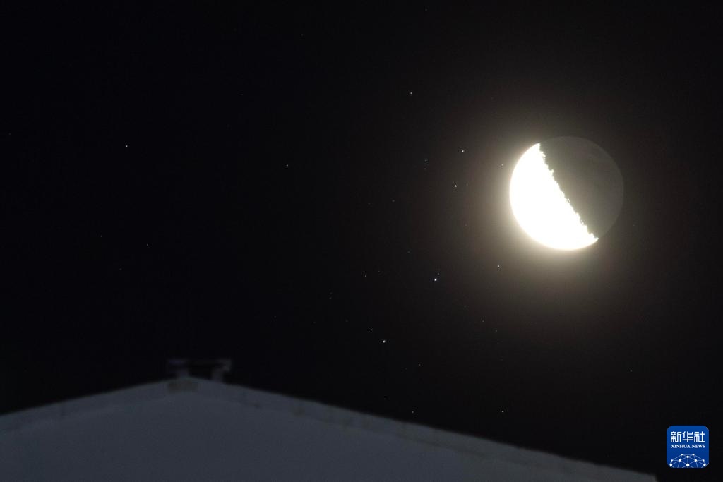 年度最大下弦月斜穿“七姐妹星团”