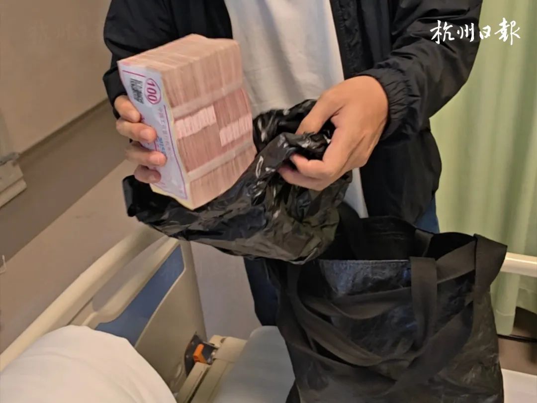 白血病女友遭父母放弃，他决定签字领证：“她活一天，我就管一天”