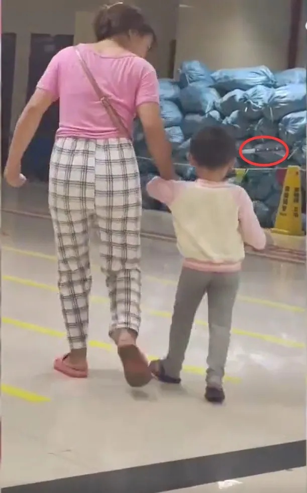 女童“头上插刀”淡定就医！当地卫健局回应