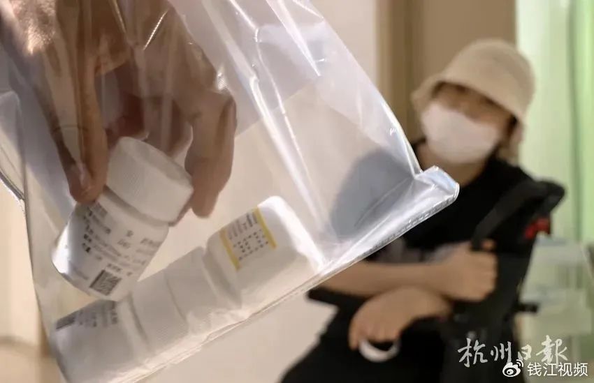 白血病女友遭父母放弃，他决定签字领证：“她活一天，我就管一天”