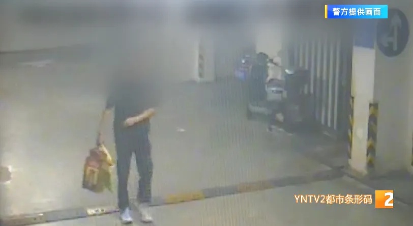 凌晨怪事！男子提着茅台袋子在车库，翻垃圾桶竟为了.....