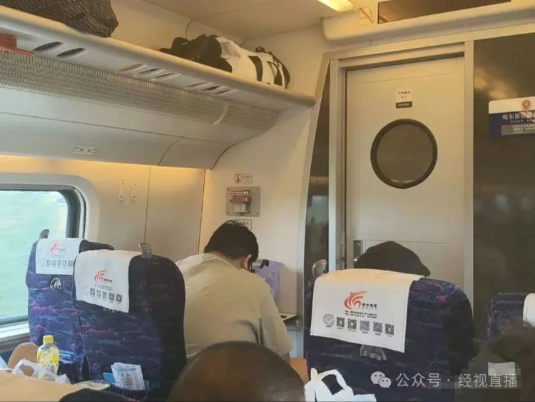 热搜！网友称邻座“体型宽大”，座位遭挤占……12306回应