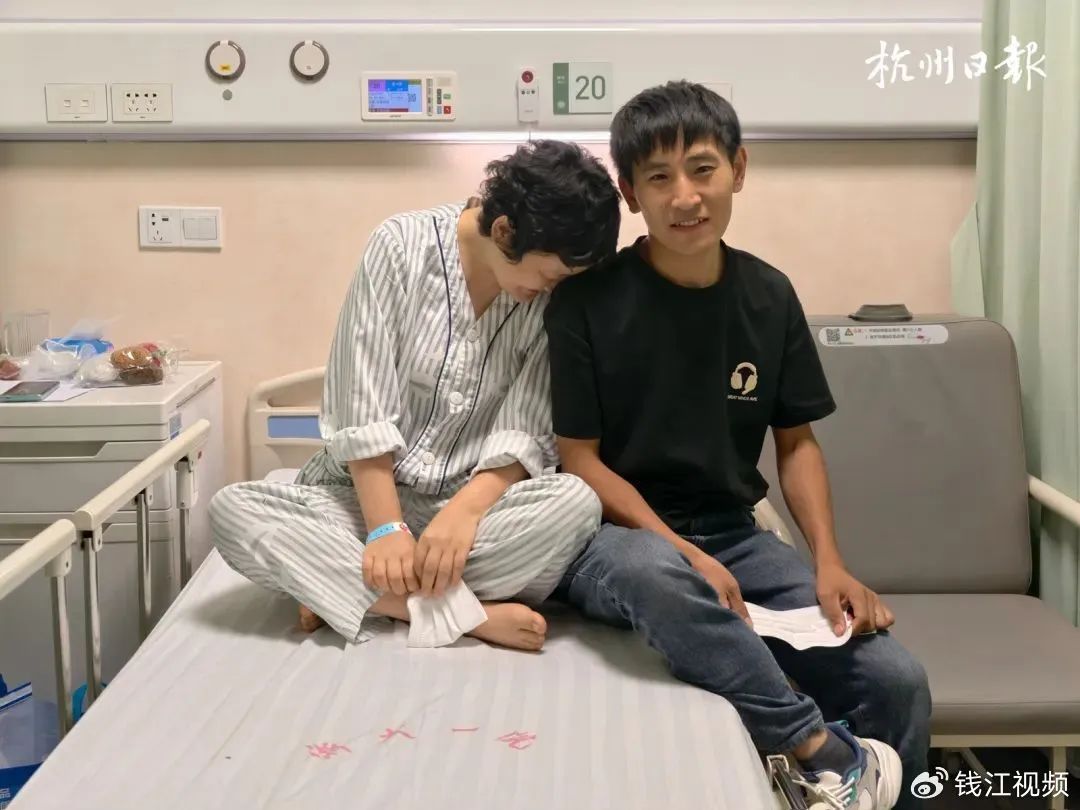 白血病女友遭父母放弃，他决定签字领证：“她活一天，我就管一天”