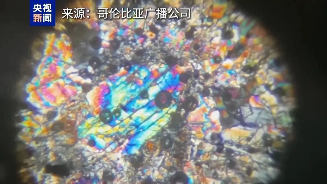 一颗陨石坠落在国外民宅，内部结构呈现彩虹光泽；推测其形成于45.6亿年前