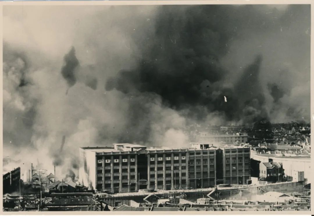 那些孔洞，就像历史的伤口