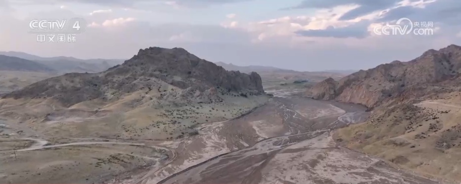 直击内蒙古乌拉特后旗山洪搜救现场 多部门700余人携设备展开地毯式搜救