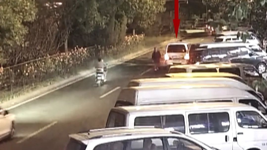 电动自行车遭遇“开门杀”，乘车人身亡！民警：这个动作很重要