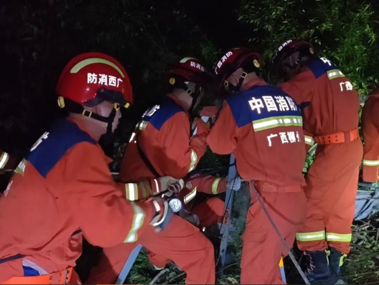 危险！60岁男子坠入约10米深洞穴中......