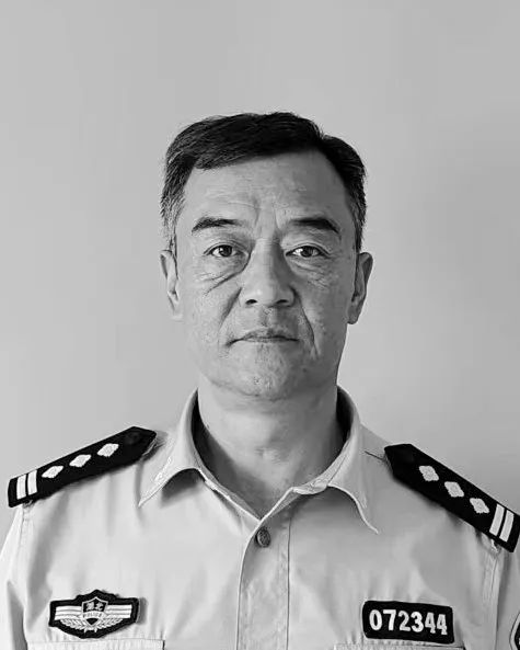 直到倒下警服还搭在他的臂弯里！吴建波，一路走好