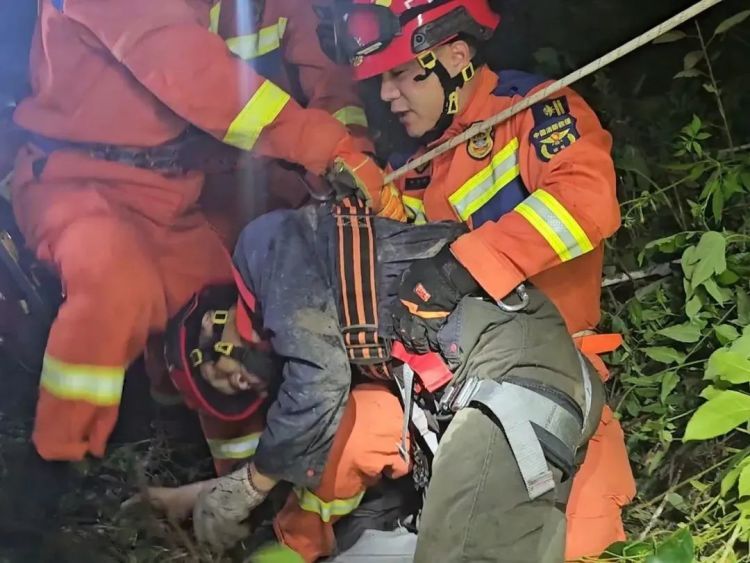 危险！60岁男子坠入约10米深洞穴中......