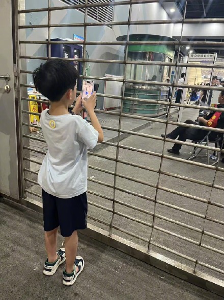 赛场外球迷们隔着栅栏感受苏超热情