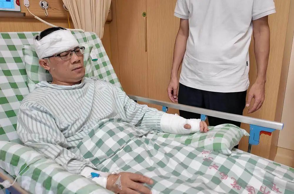“快走！”山体垮塌瞬间，他奋力一推，将生的希望留给了别人