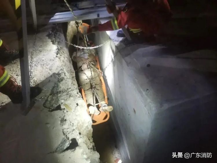 危险！60岁男子坠入约10米深洞穴中......