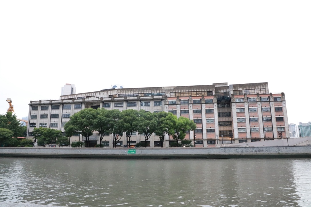 那些孔洞，就像历史的伤口