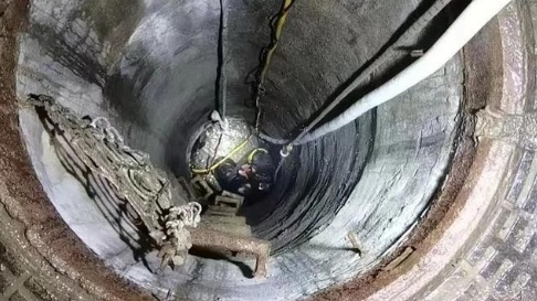 危险！60岁男子坠入约10米深洞穴中......