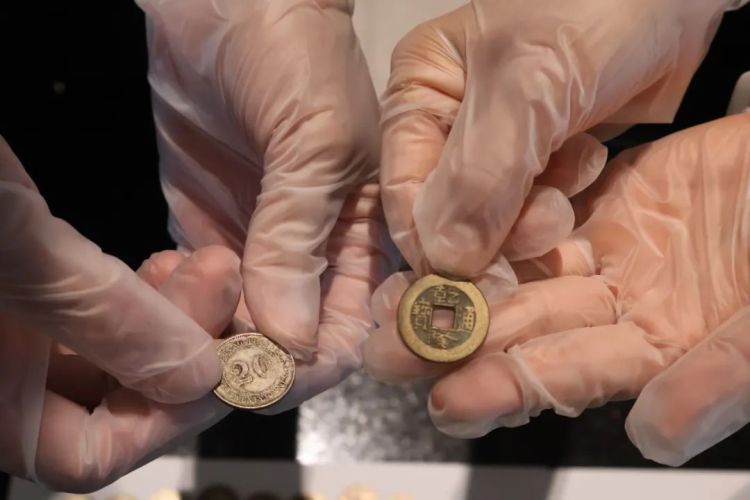 “红包里有钱”!海关查获146枚钱币,属于国家禁止出境的一般文物 “红包里有钱”!海关查获146枚钱币,属于国家禁止出境的一般文物