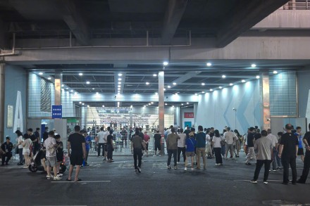 赛场外球迷们隔着栅栏感受苏超热情