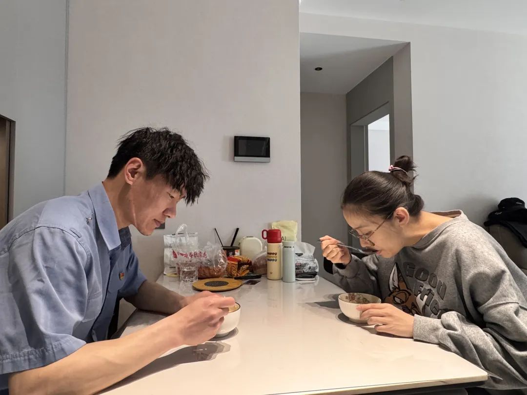 校友→同事→夫妻!跨越1240公里的铁路爱情,令人动容! 校友→同事→夫妻!跨越1240公里的铁路爱情,令人动容!